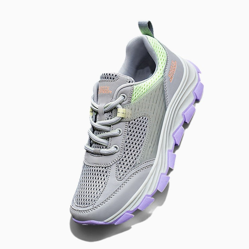 Chaussure de randonnée légère Orthopodys, marque exploitée par AIIBORI (SASU), en maille grise avec semelle violette.