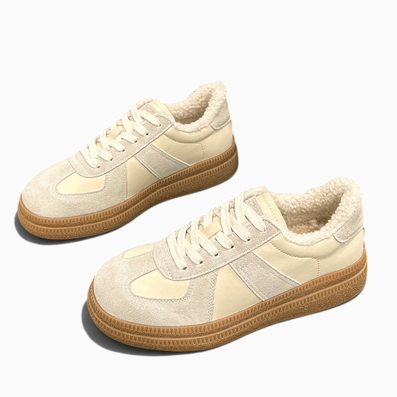 Chaussures femme hiver Orthopodys, marque exploitée par AIIBORI (SASU), en suédine beige avec doublure polaire chaude.