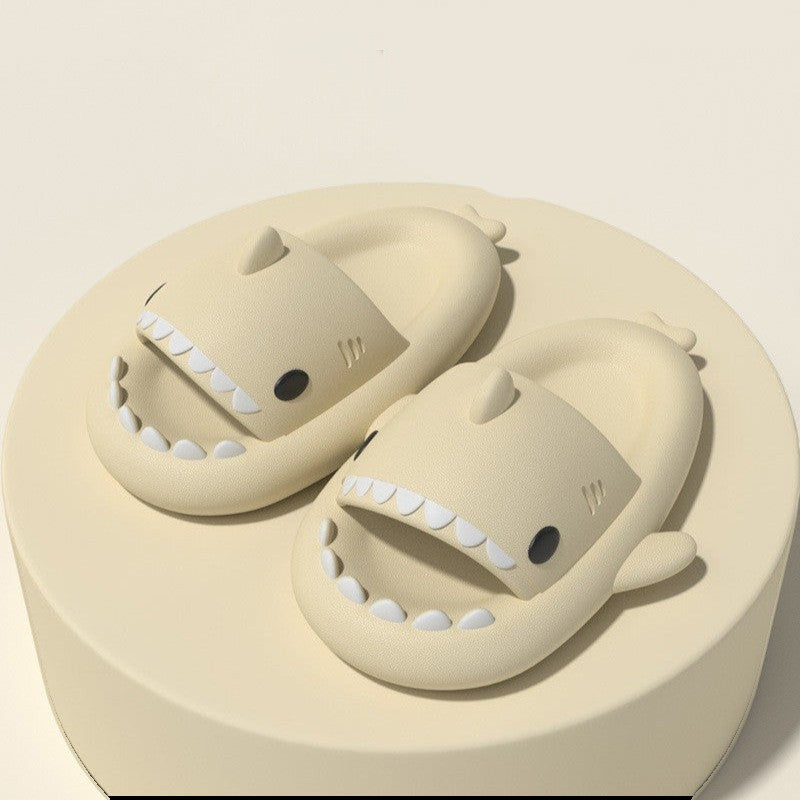 Claquettes requin Orthopodys, marque exploitée par AIIBORI (SASU) en EVA beige souple au design ludique et confortable.