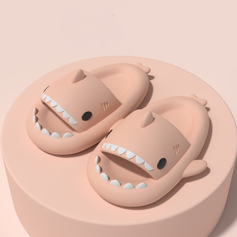 Claquettes requin Orthopodys, marque exploitée par AIIBORI (SASU) en EVA rose souple au design ludique et confortable.