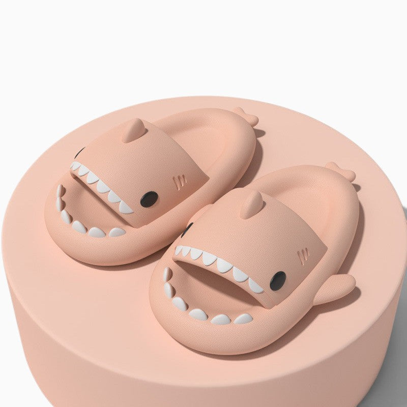 Claquettes requin Orthopodys, marque exploitée par AIIBORI (SASU) en EVA rose souple au design ludique et confortable