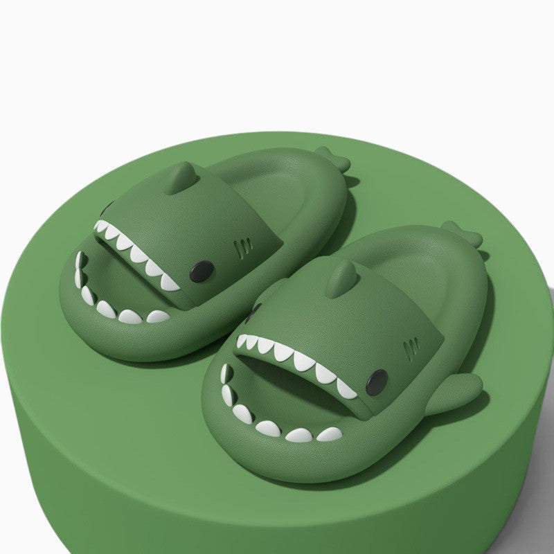 Claquettes requin Orthopodys, marque exploitée par AIIBORI (SASU) en EVA vert souple, design ludique et confortable
