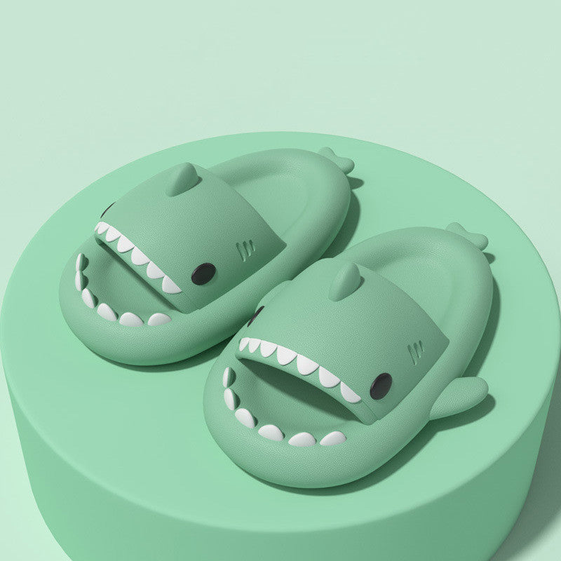 Claquettes requin Orthopodys, marque exploitée par AIIBORI (SASU) en EVA vert menthe souple au design ludique
