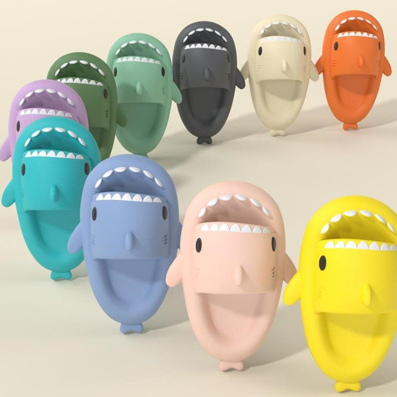 Collection de claquettes requin FINNÖ™ par Orthopodys, marque exploitée par AIIBORI (SASU), en EVA souple et coloré.
