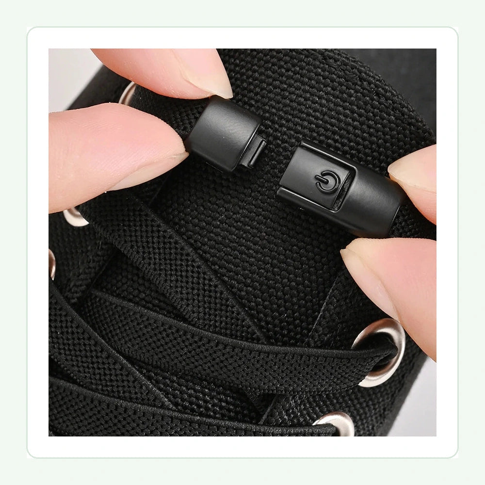 Lacets autobloquants plats noirs NOUÉLYS™ avec fermoir à pression sur chaussure, vendus par Orthopodys, marque exploitée par AIIBORI (SASU)