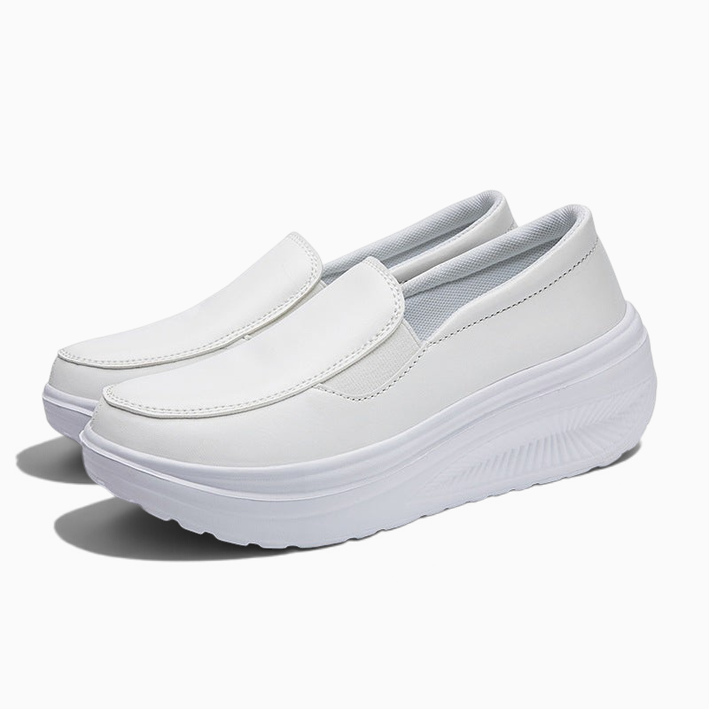Mocassins femme compensés blancs Orthopodys, marque exploitée par AIIBORI (SASU), à enfiler avec semelle épaisse.