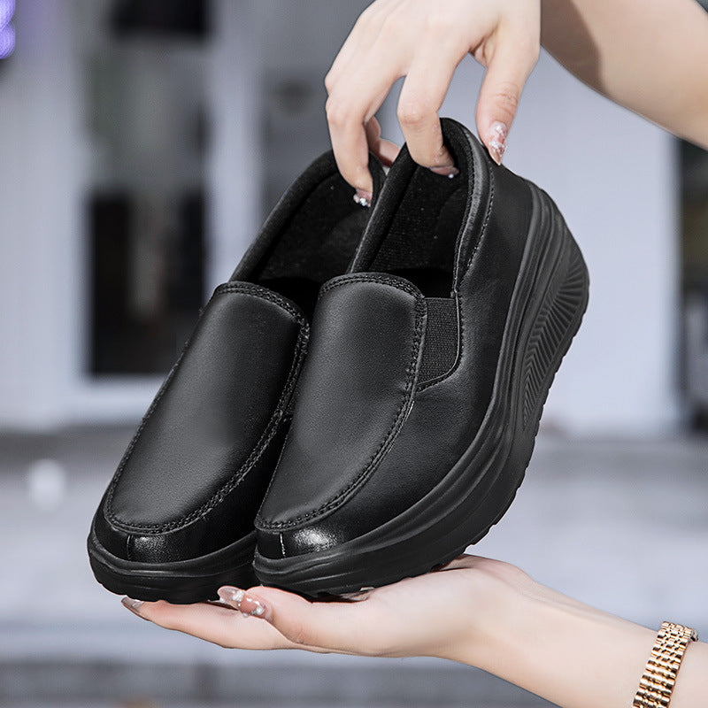 Mocassins femme Orthopodys, marque exploitée par AIIBORI (SASU) noirs à semelle compensée et tige lisse facile à enfiler
