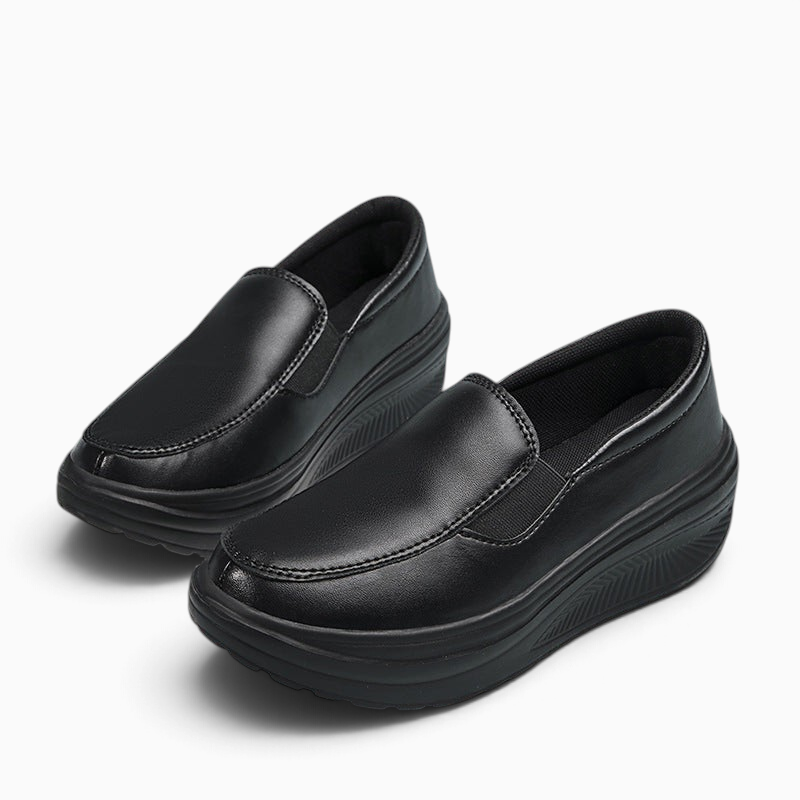Mocassins femme compensés noirs Orthopodys, marque exploitée par AIIBORI (SASU), à enfiler avec semelle épaisse stable.