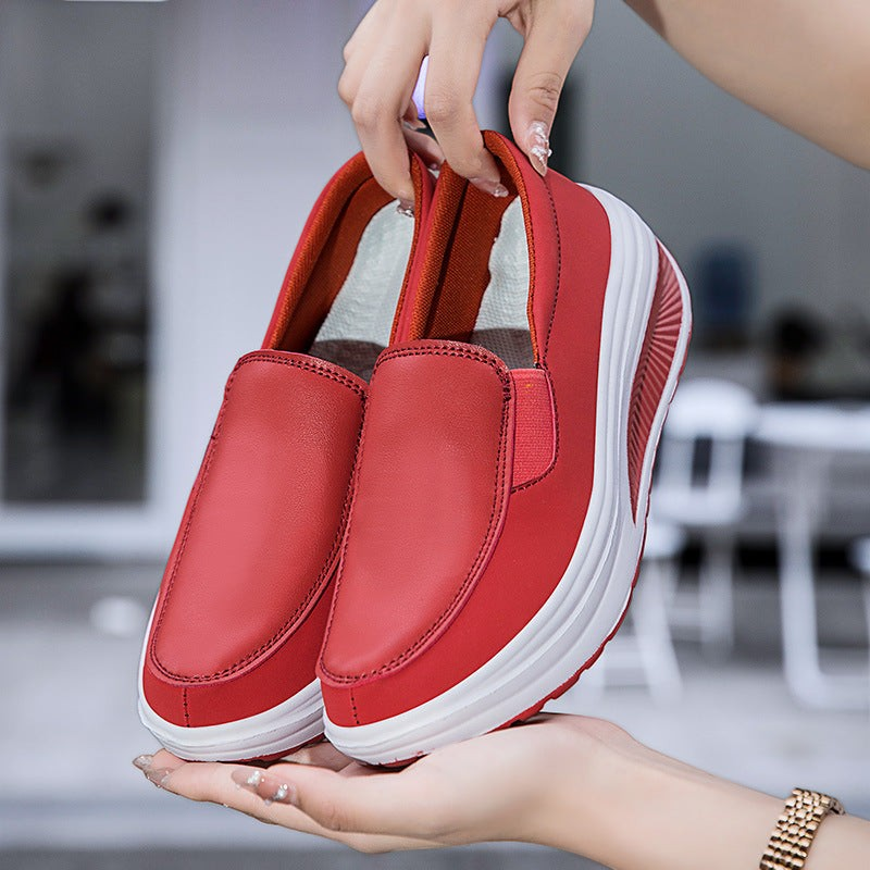 Mocassins femme compensés rouges Orthopodys, marque exploitée par AIIBORI (SASU), à enfiler avec semelle épaisse