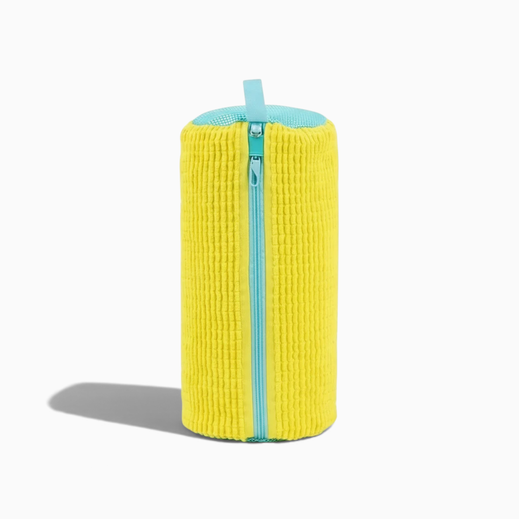 Sac de lavage pour chaussures LAVÉO par Orthopodys, marque exploitée par AIIBORI (SASU), jaune avec fermeture zippée