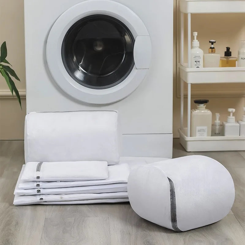 Sac de lavage pour chaussures MAILLYS par Orthopodys, marque exploitée par AIIBORI (SASU), en maille blanche cylindrique