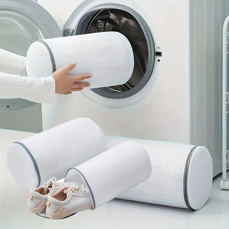 Sac de lavage pour chaussures MAILLYS par Orthopodys, marque exploitée par AIIBORI (SASU), en maille blanche cylindrique