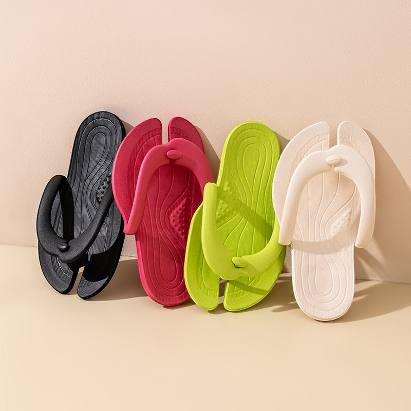Quatre paires de tongs Orthopodys, marque exploitée par AIIBORI (SASU), en EVA souple, coloris noir, rouge, vert et crème.