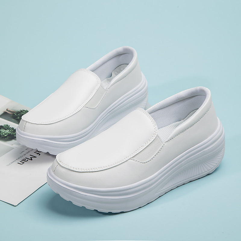 Mocassins femme compensés blancs Orthopodys, modèle à enfiler avec tige lisse et semelle épaisse confortable.