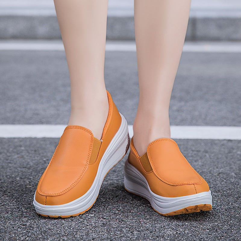 Mocassins femme compensés orange Orthopodys, modèle à enfiler avec semelle épaisse blanche pour un confort optimal.