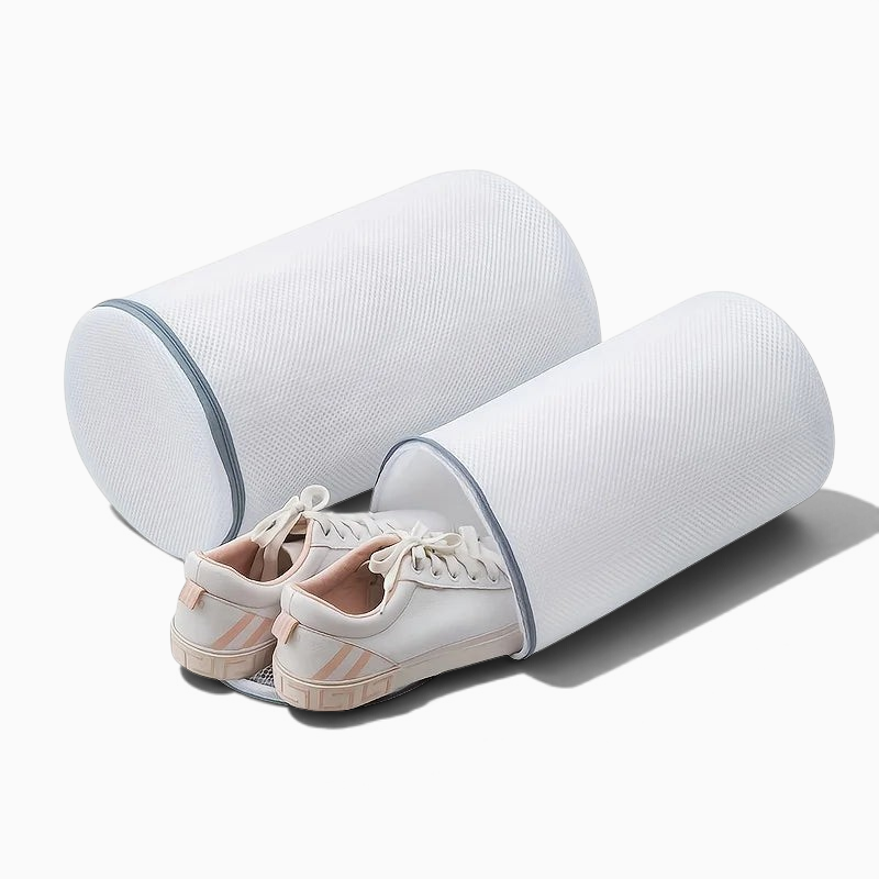 Sac de lavage cylindrique blanc MAILLYS par Orthopodys, marque exploitée par AIIBORI (SASU), contenant des baskets.