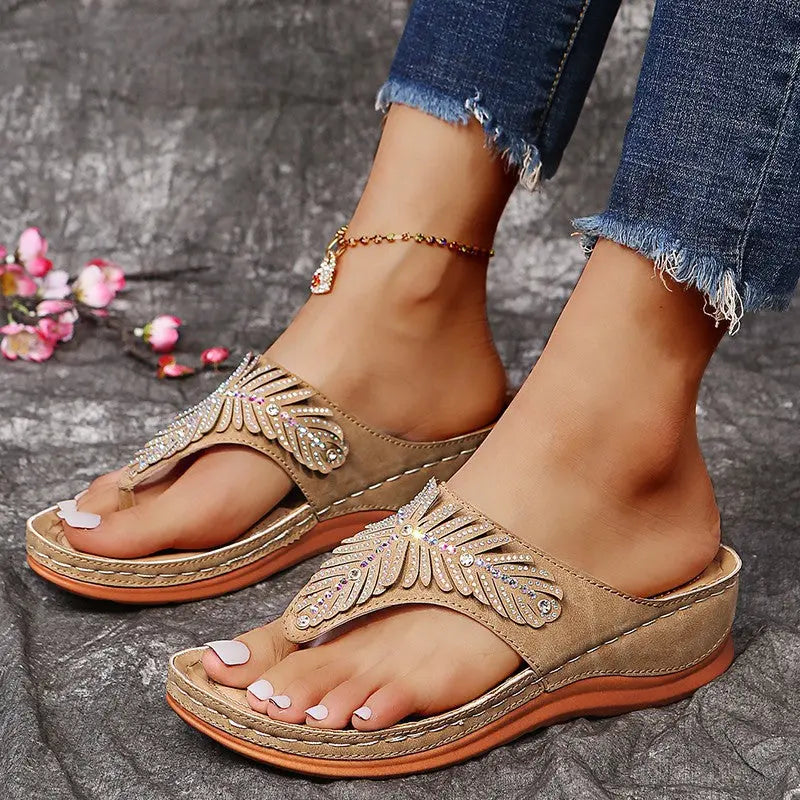 Sandales entre-doigts SÉLYNA™ beiges portées avec bride à strass