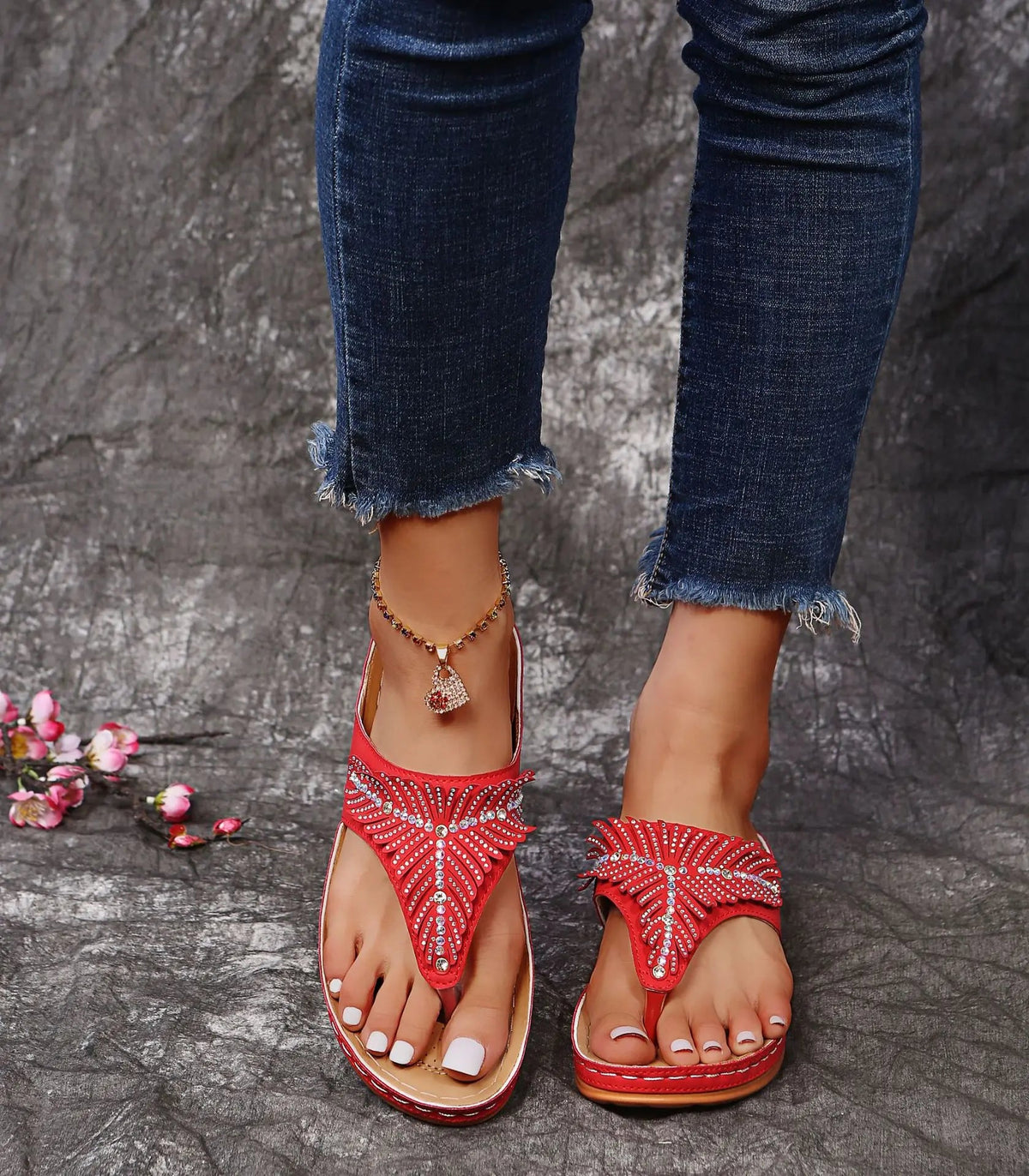 Sandales SÉLYNA™ rouges à strass – modèle ouvert avec semelle compensée