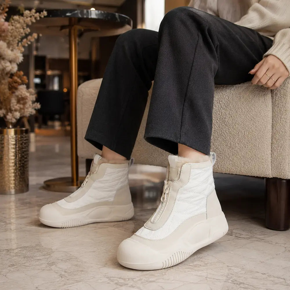 VELNORA™ basket montante fourrée femme blanche portée en intérieur Image