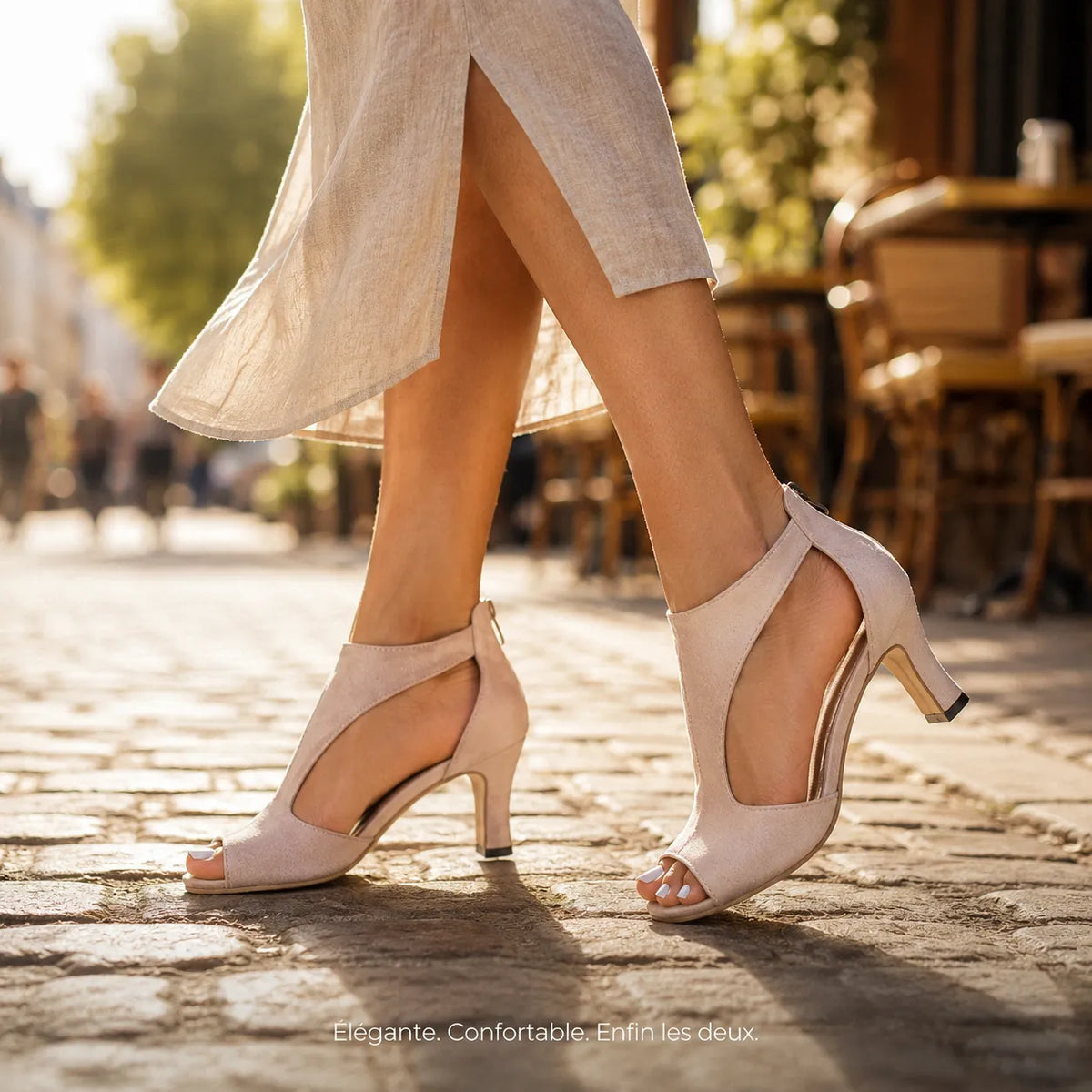 Femme élégante portant la sandale ZEPHIRA™ beige sur les pavés parisiens — confort orthopédique et style réunis