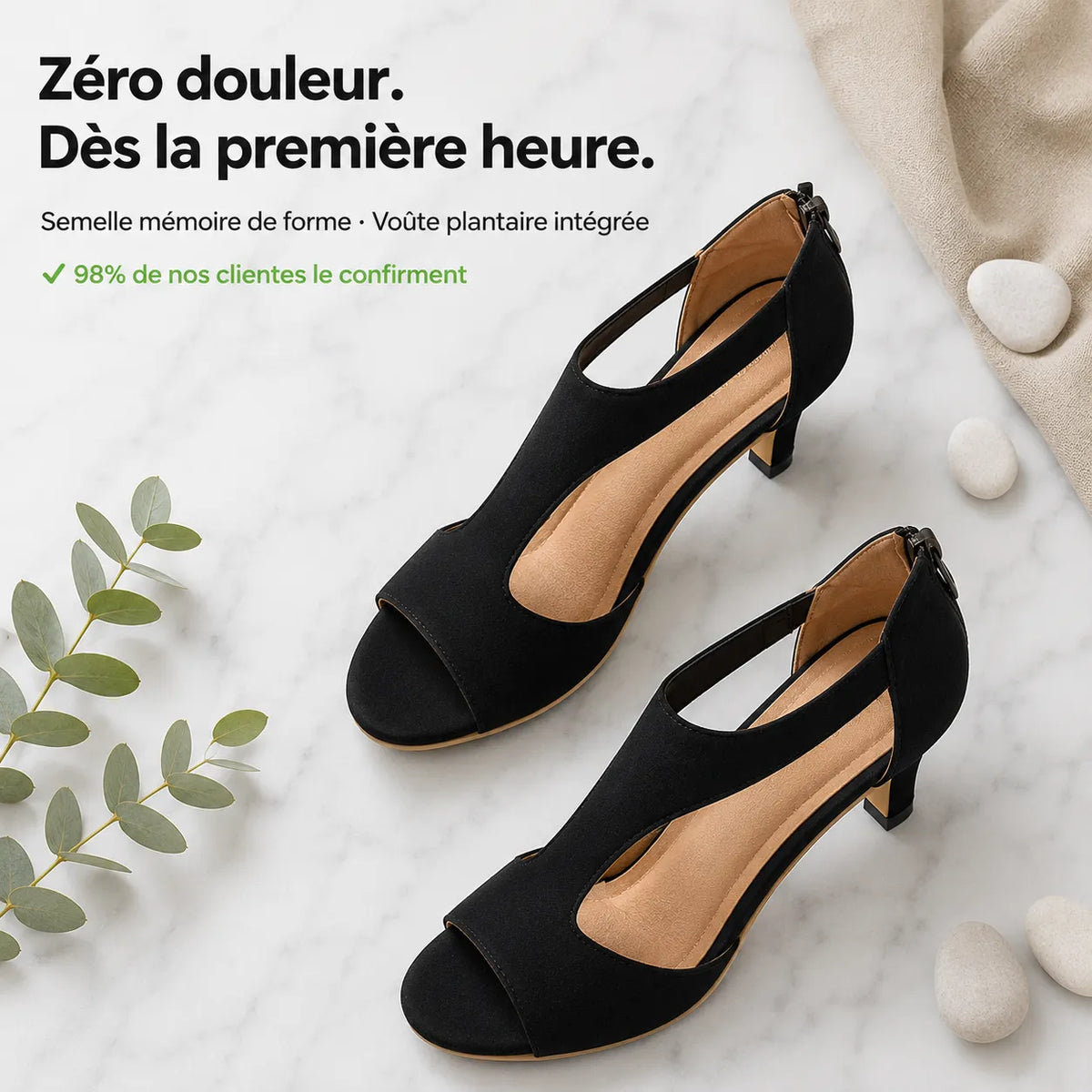 Flat lay de la sandale ZEPHIRA™ beige sur marbre blanc — semelle mémoire de forme et voûte plantaire intégrée visibles