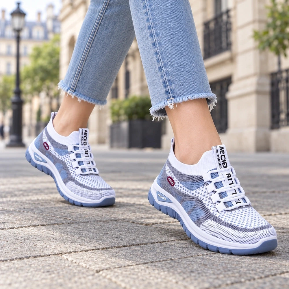 Baskets respirantes MISTRIA™ bleues portées sur un chemin urbain Image